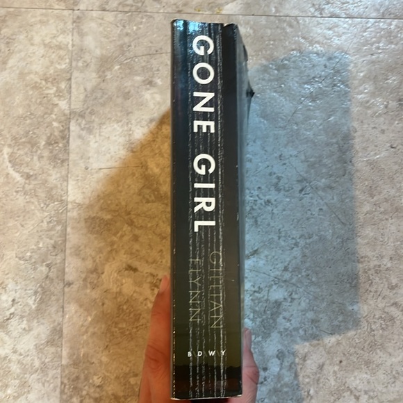 Gone Girl. A Novel. Written by Gillian Flynn. Paperback book - Picture 4 of 5
